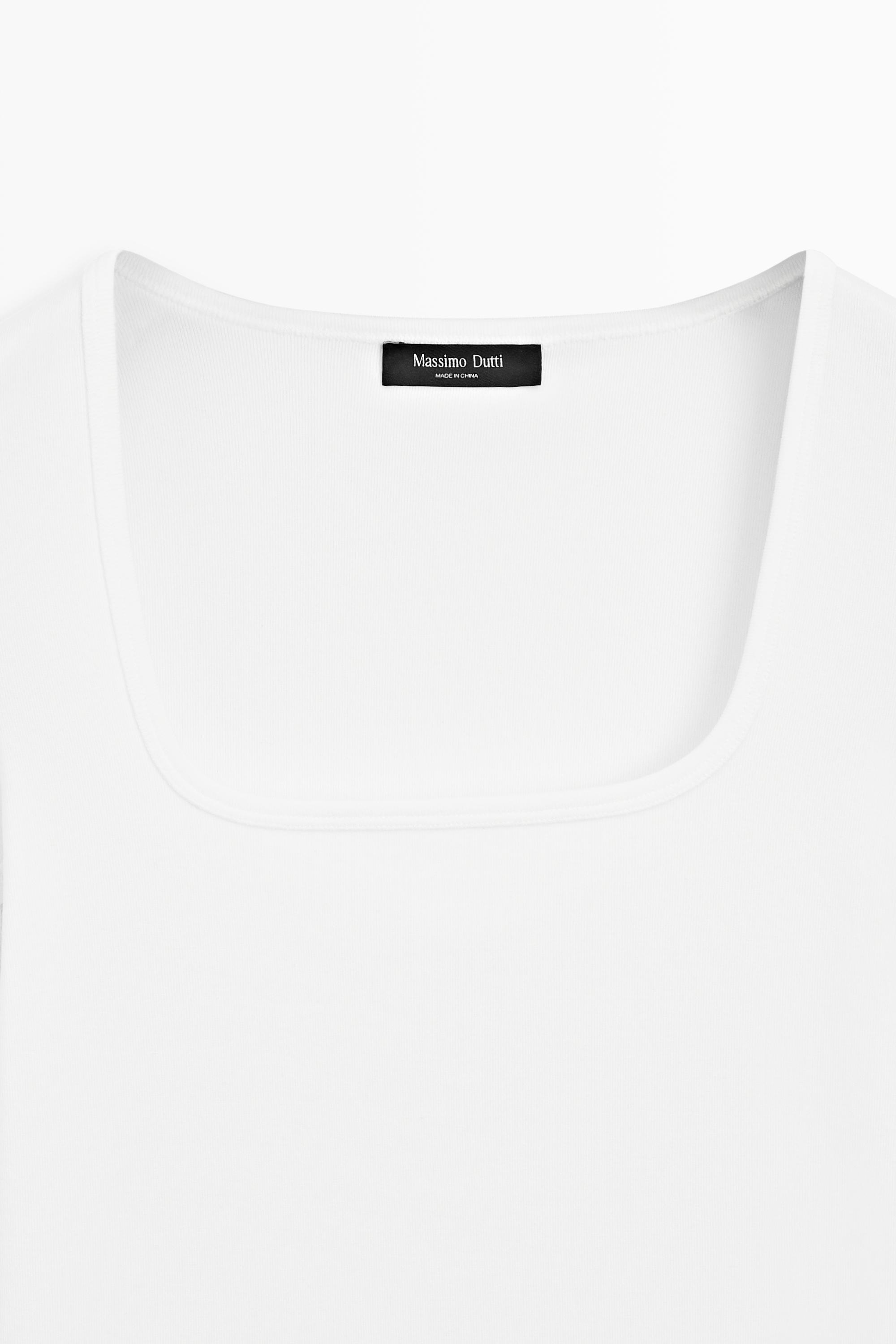 T-shirt à manches courtes et col carré